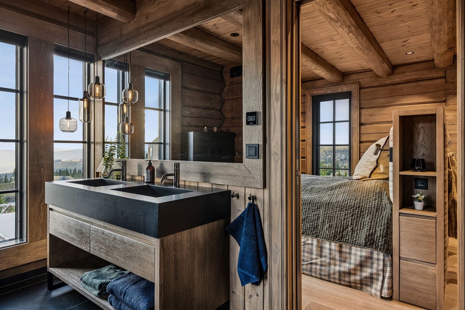 Masterbadet ligger i direkte tilknytning til hovedsoverommet og gir en eksklusiv og privat sone for avslapning. Galleribilde