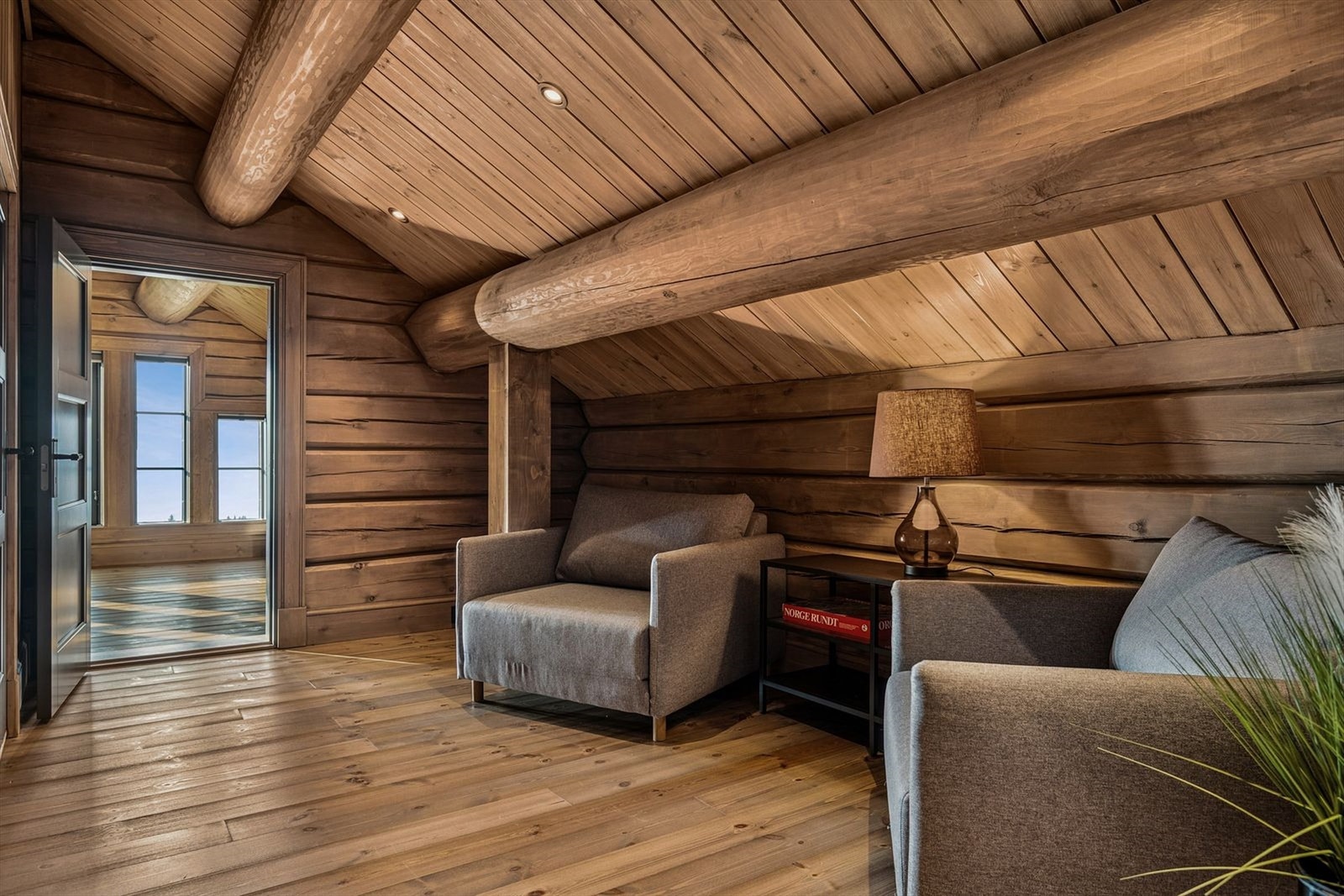 Gangen i 2. etasje fungerer som et enkelt og praktisk gjennomgangsrom med adkomst fra trappen. Galleribilde