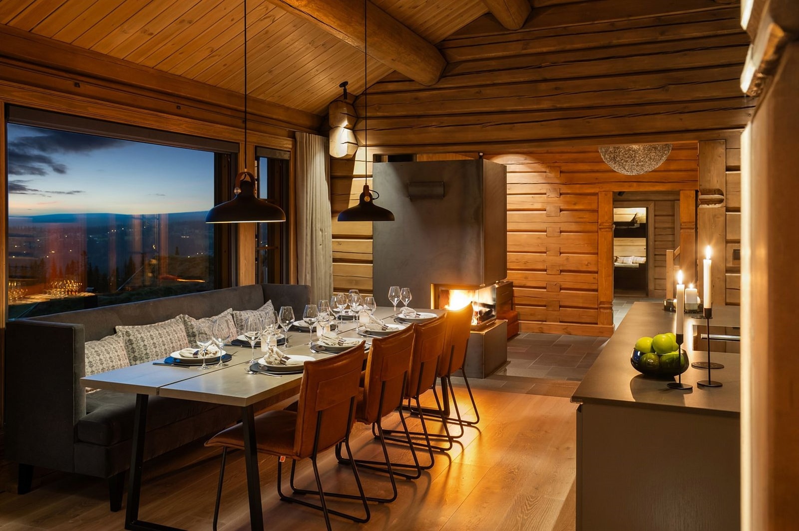 Et sosialt og funksjonelt rom med plass til både matlaging og lange måltider. Galleribilde