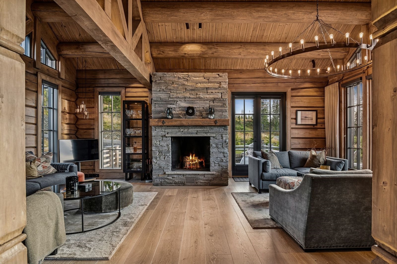 En-stavs eikegulv og laftede tømmervegger gir rommet karakter. Galleribilde