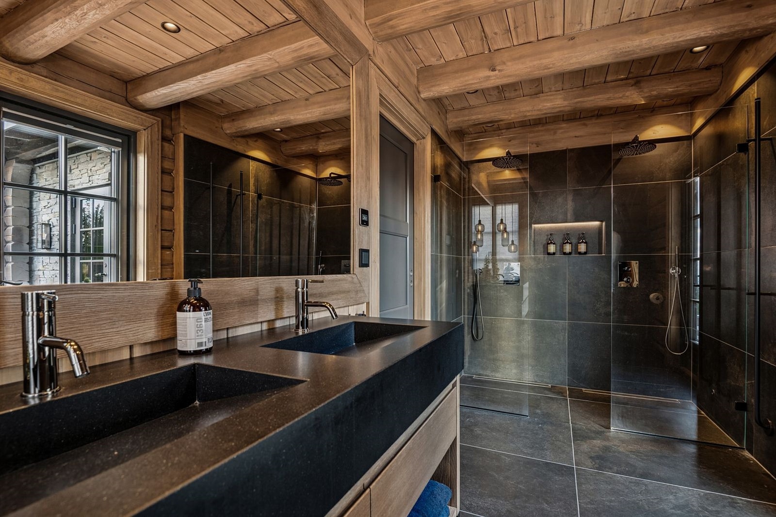 To dusjer med herdede glassdører, håndkletørker med varme, innkasset toalett og elektrisk avtrekk. Benkeplaten er kvarts kompositt fra Silestone. Galleribilde