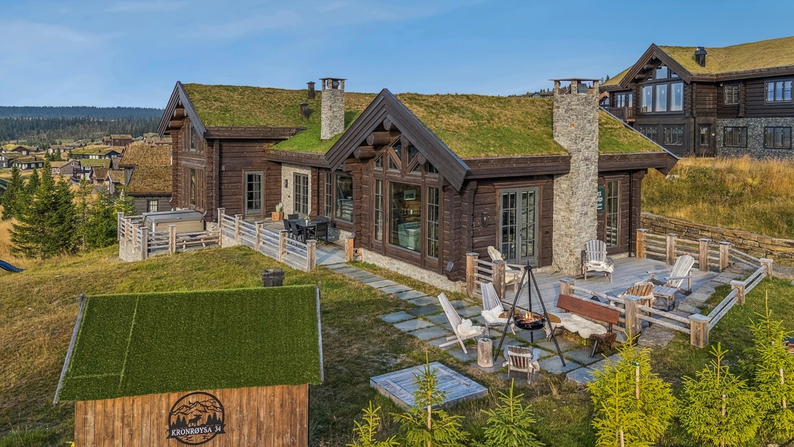 Hytta har flere flotte uteplasser Galleribilde