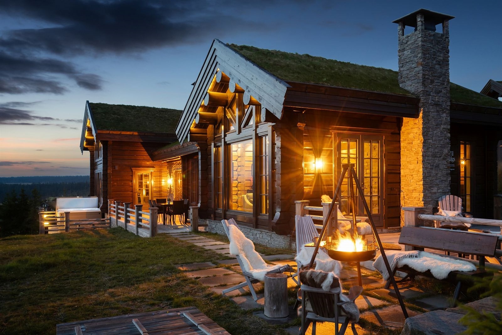 Fra stuen er det direkte utgang til en solrik terrasse på 27 m² og videre ut til bålpanne plassen. Galleribilde