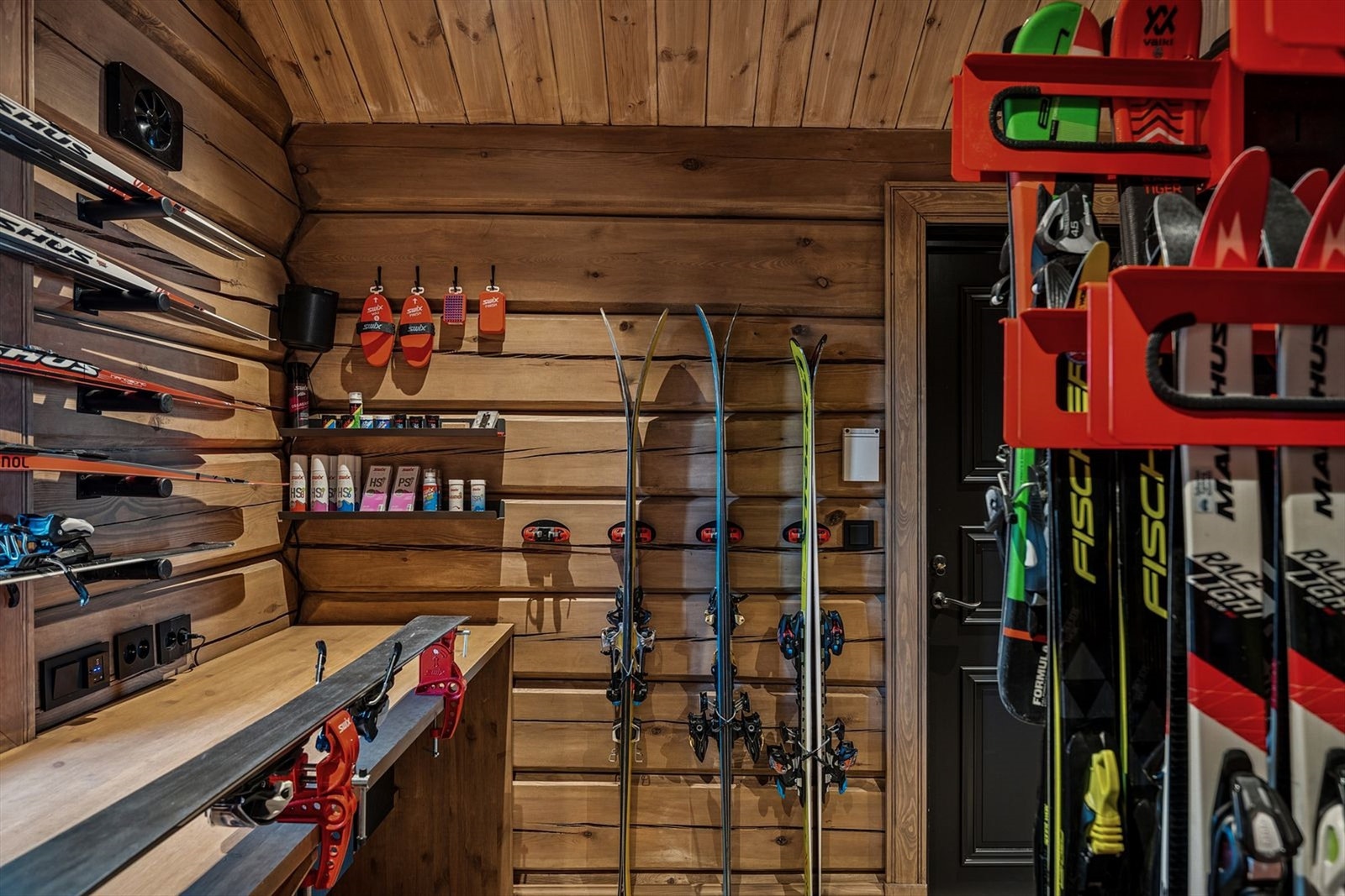 Skiboden er en drøm for den aktive. Med egen inngang fra terrengnivå er dette et perfekt rom for å komme rett inn etter en dag i bakken. Galleribilde