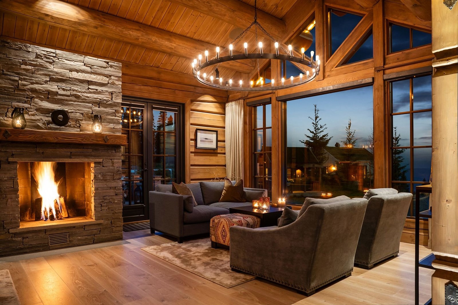 Rommet har en lun og eksklusiv atmosfære med åpen peis i fasadestein, god takhøyde og store vindusflater som gir flott utsikt og rikelig dagslys. Galleribilde