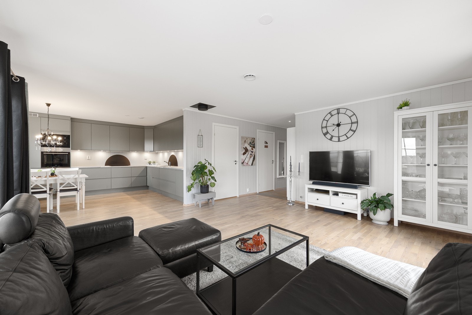 Her kan du enkelt være sosial med gjester, selv mens du lager mat. Galleribilde