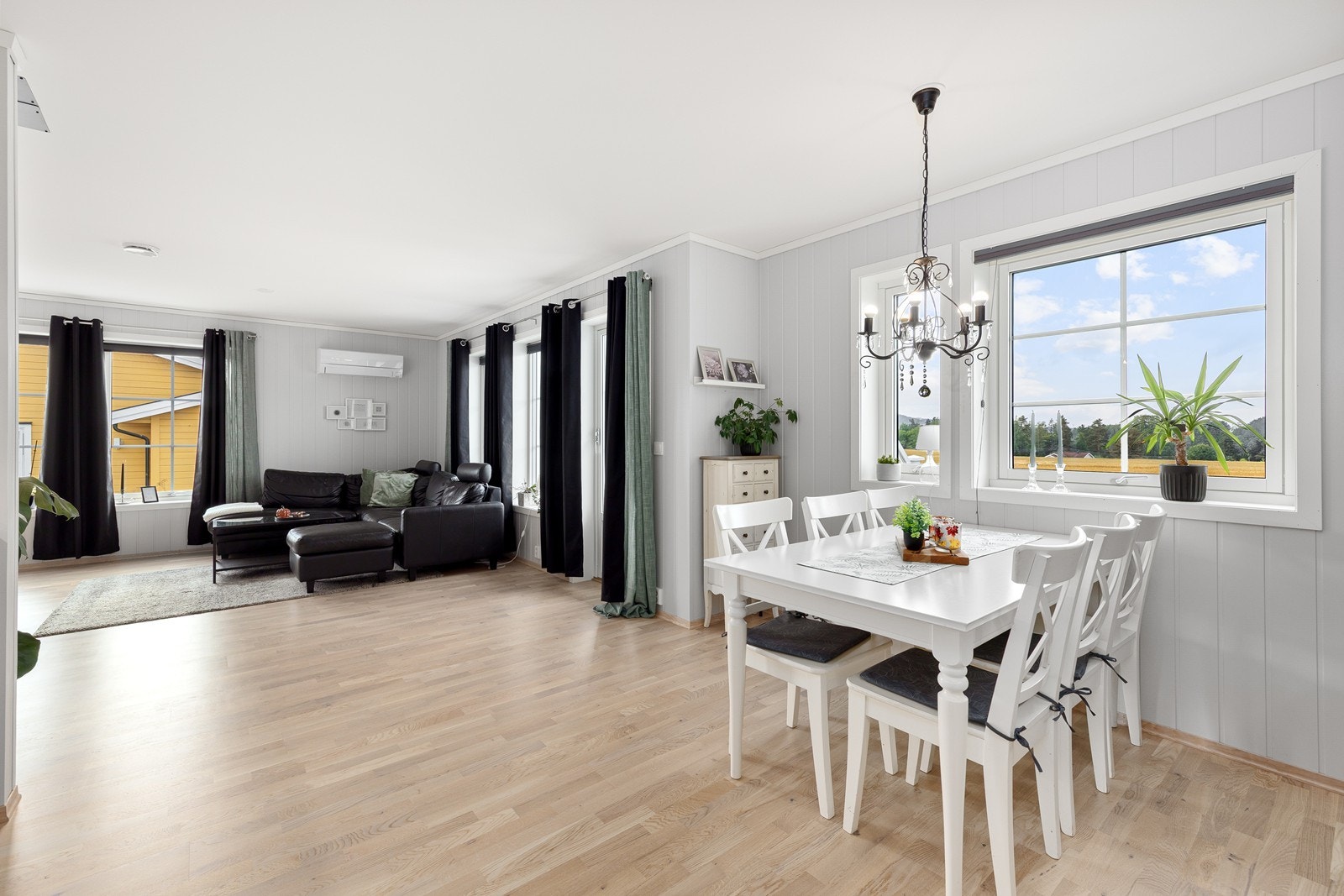 Med lysmalte flater og godt med naturlig lysinnslipp oppleves rommet som romslig og luftig. Galleribilde