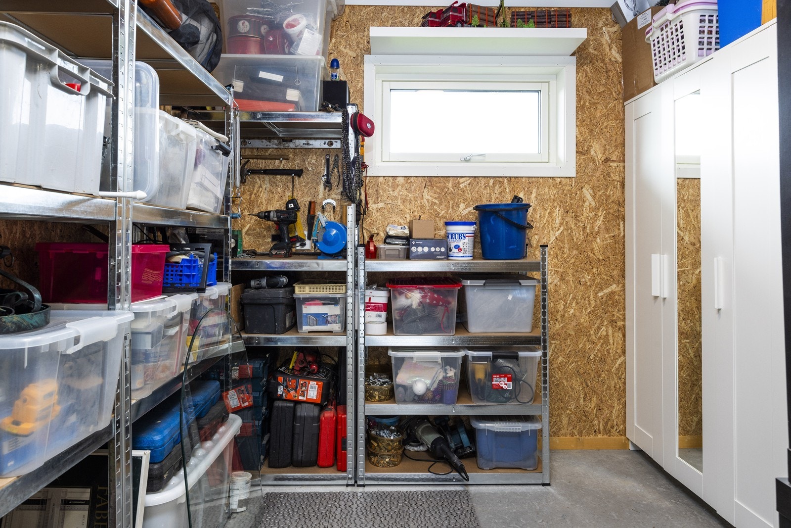 Sportsboden gir plass for praktiske oppbevaringsløsninger. Galleribilde