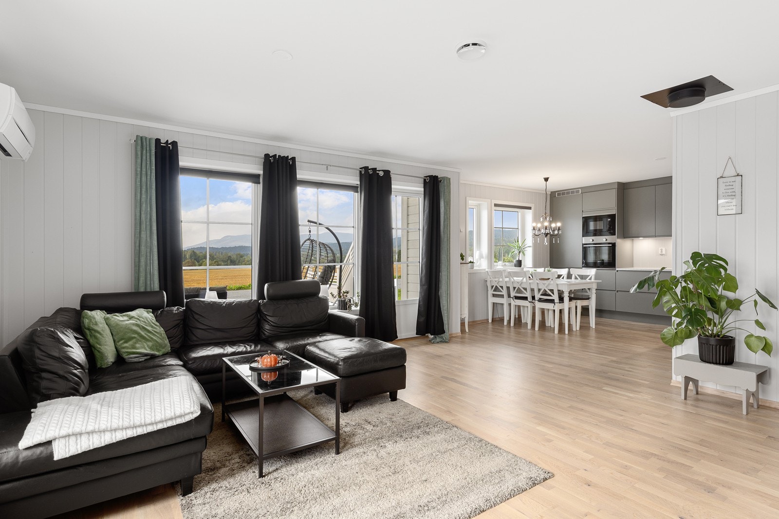 Boligen har en lys og luftig åpen stue- og kjøkkenløsning som skaper en sosial sone. Galleribilde