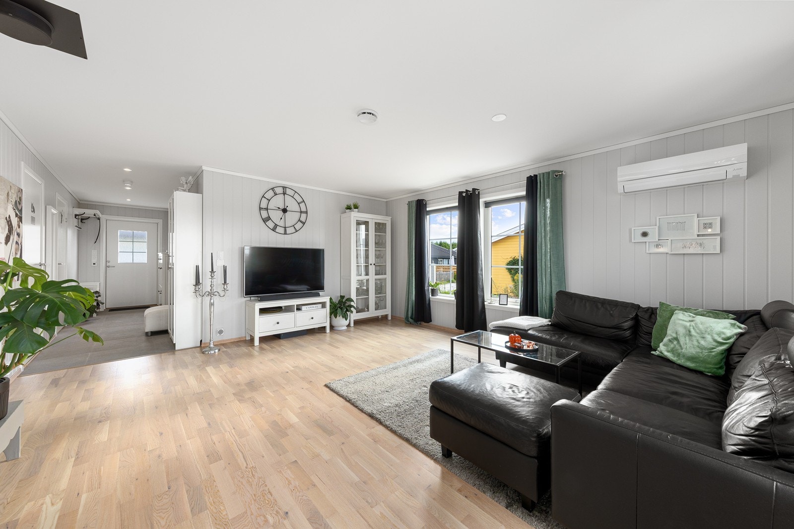 Boligen har gjennomgående parkett og fliser på gulv. Vegger og himlinger er kledd med malte plater, noe som gir et lyst og moderne uttrykk. Galleribilde