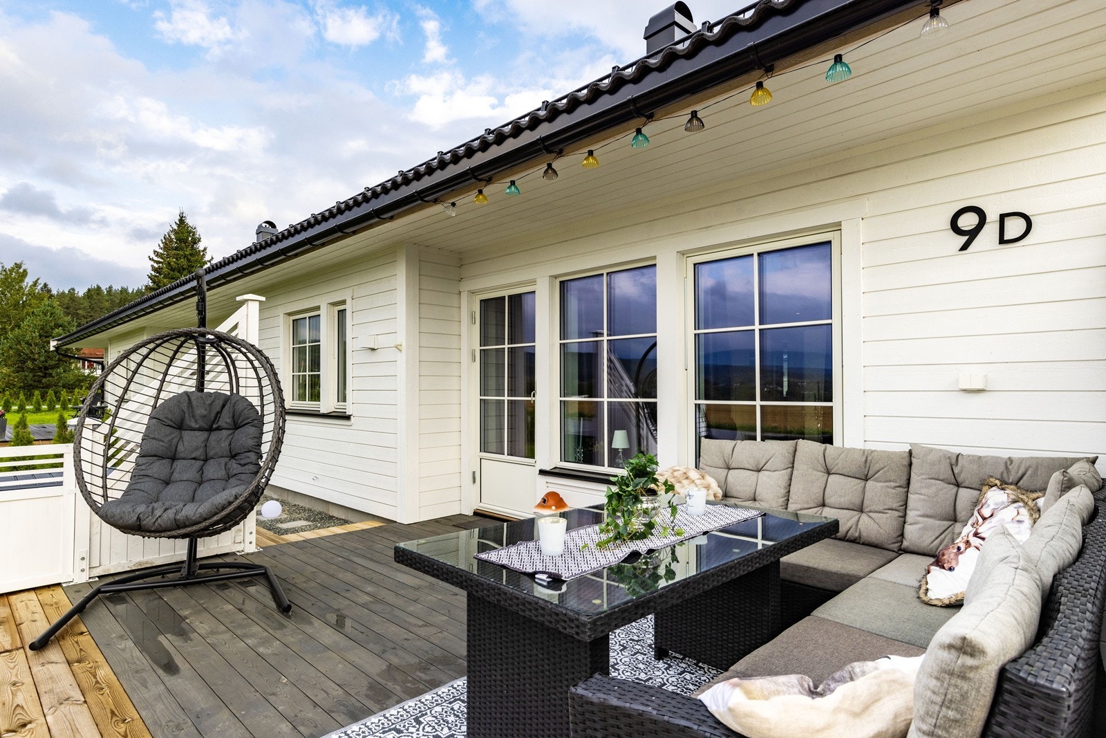 Terrassen er et hyggelig sted med mulighet for en sittegruppe. Galleribilde