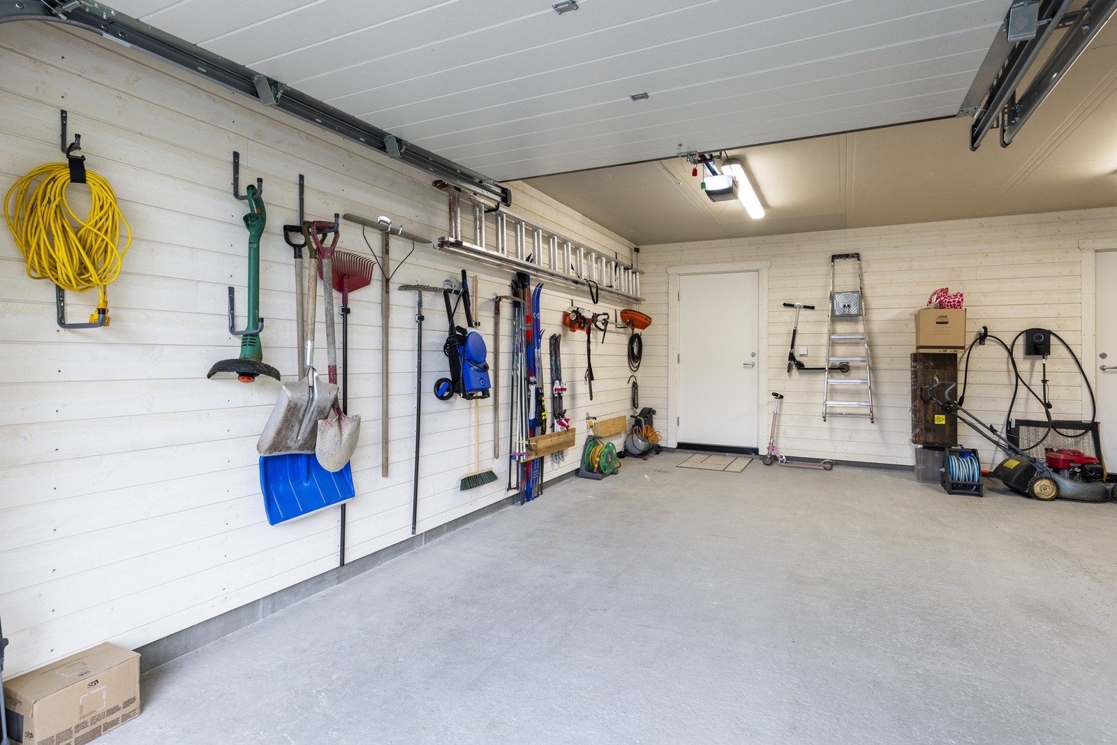 Den praktisk garasjen gir både plass for parkering og oppbevaring i sportsbod. Galleribilde
