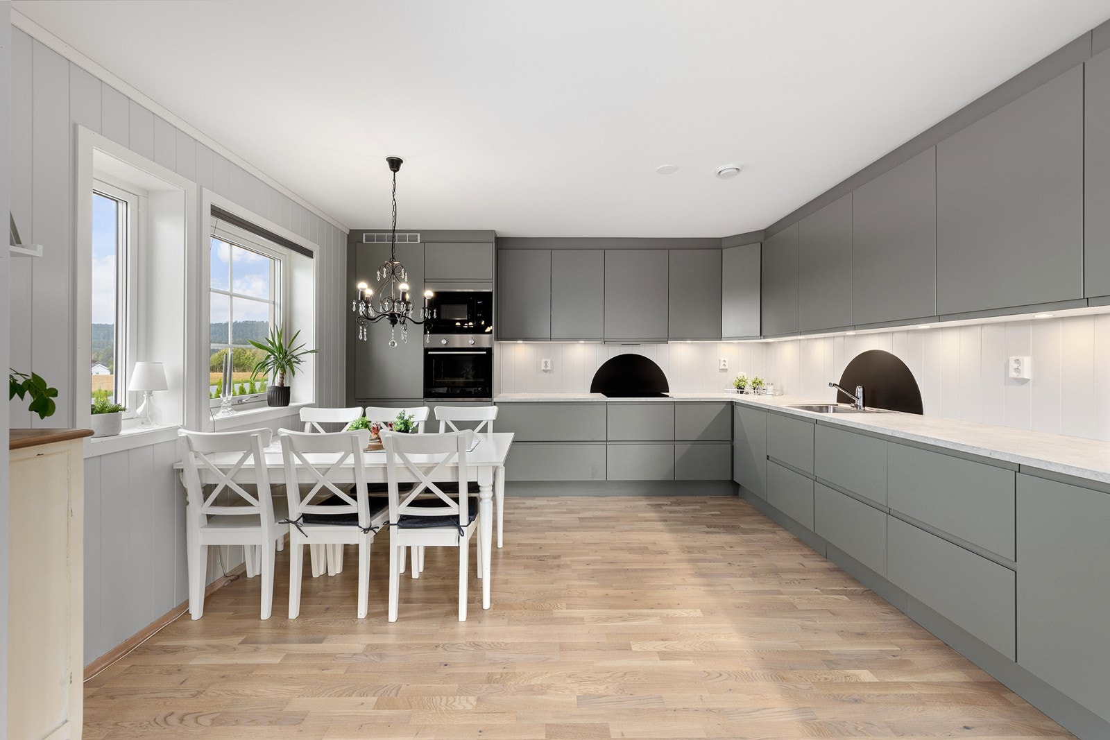 Kjøkkenet har integrerte hvitevarer som kjøl-/fryseskap, oppvaskmaskin, platetopp, mikrobølgeovn, stekeovn, samt vannstoppsystem og komfyrvakt. Galleribilde