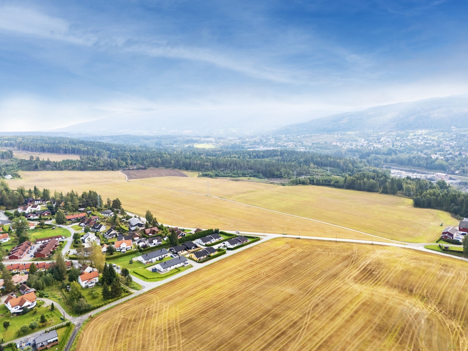 Det er ca. 20 minutter til Hokksund og ca. 40 minutter til både Drammen og Hønefoss. Galleribilde