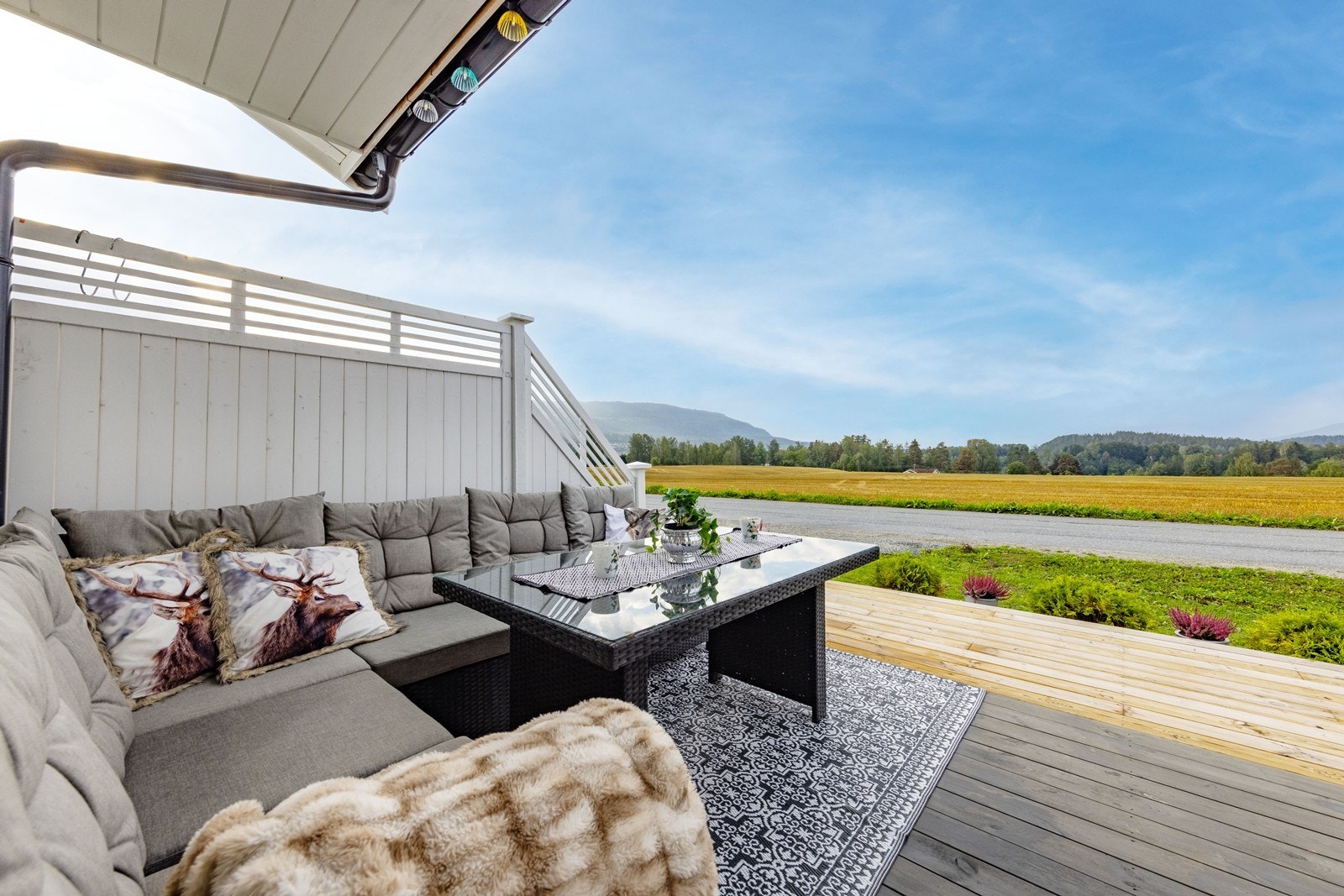 Rolig og usjenert beliggenhet med landlig utsyn over åkeren på motsatt side av veien. Galleribilde