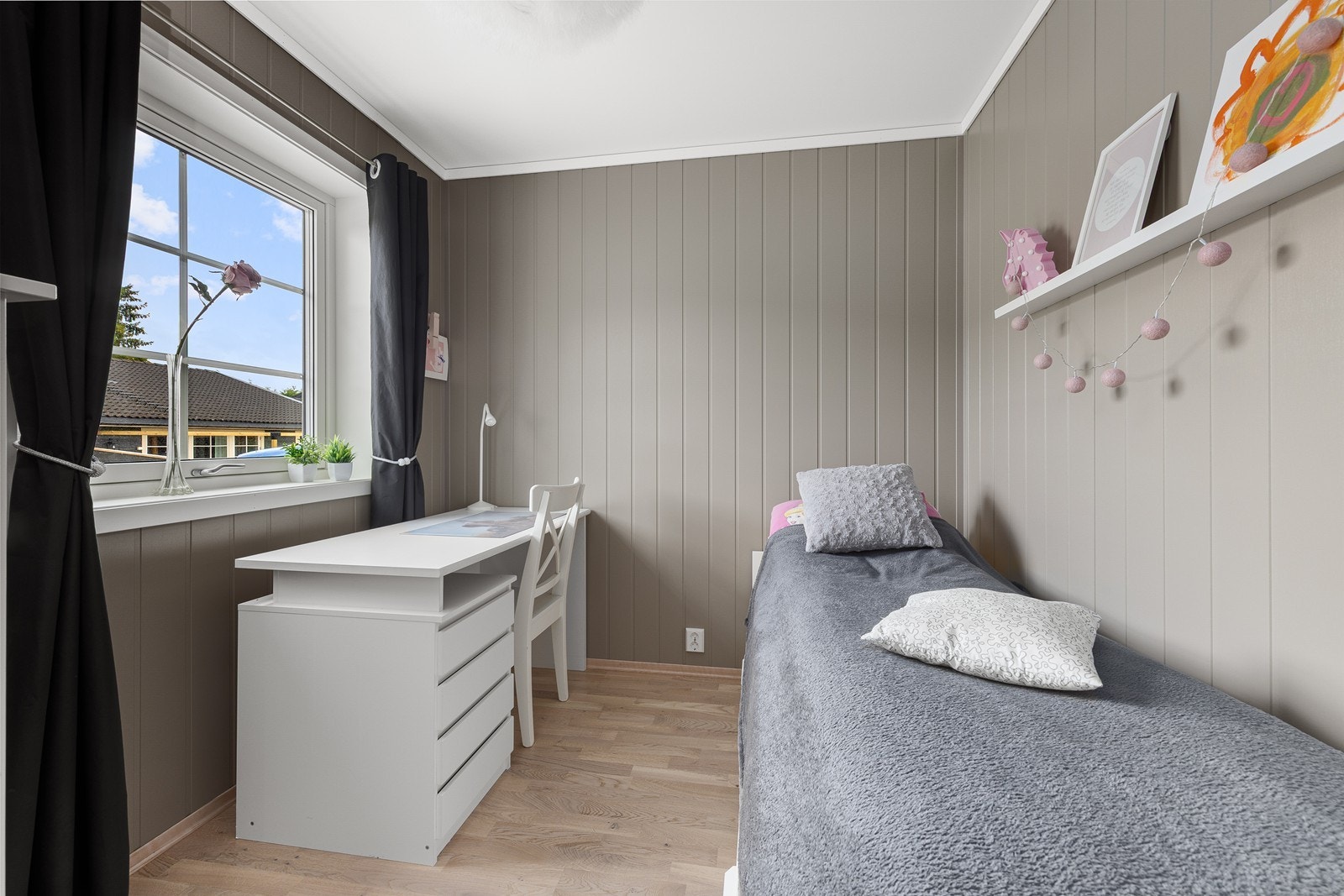 Soverom 2 - De øvrige rommene er av god størrelse og egner seg godt som barnerom, gjesterom eller hjemmekontor. Galleribilde