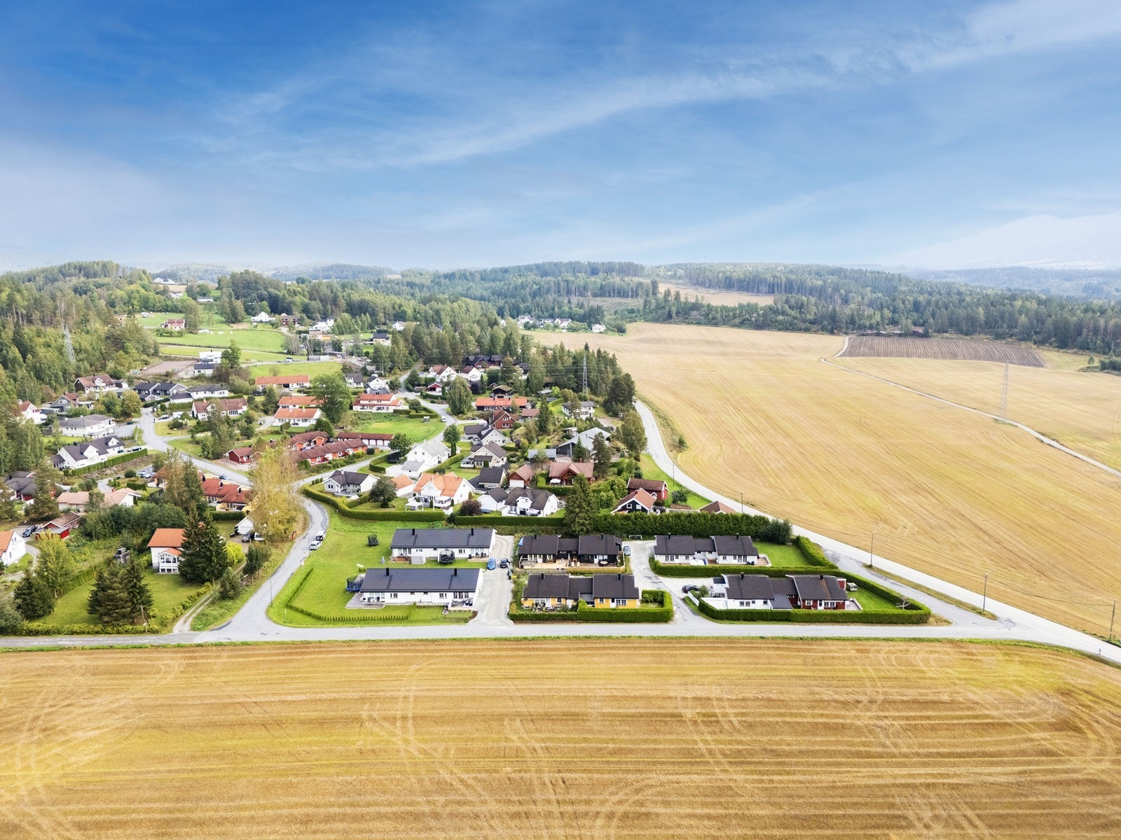 Eiendommen ligger solrikt til på en romslig tomt i et etablert og barnevennlig boligområde. Galleribilde