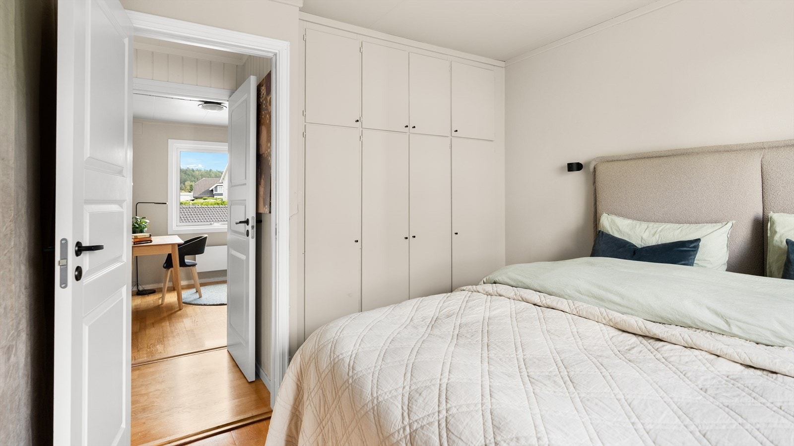 Soverommet har godt med skapplass i garderobe og innebygd skap. Galleribilde