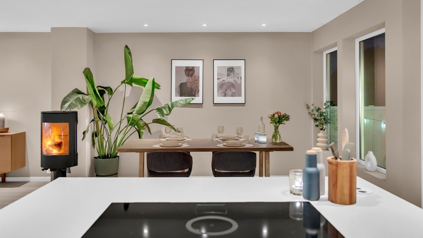 Kjøkkenøyen har steinlagt og lekker benkeplate og innfelt platetopp. Galleribilde