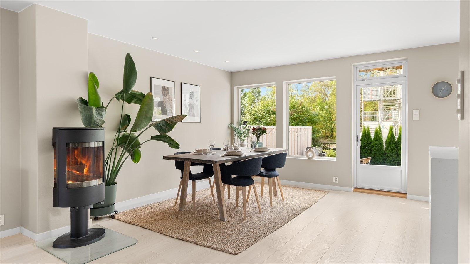 Store vindusflater som slipper inn rikelig med lys. Galleribilde