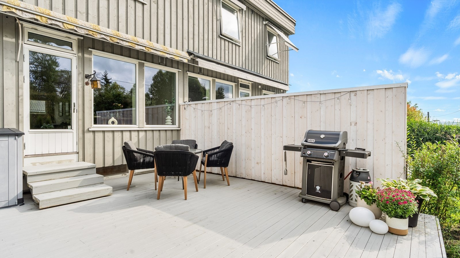 På terassen er det både plass til forskjellige hagemøbler og grill. perfekt for varme sommerdager som vil nytes utendørs Galleribilde