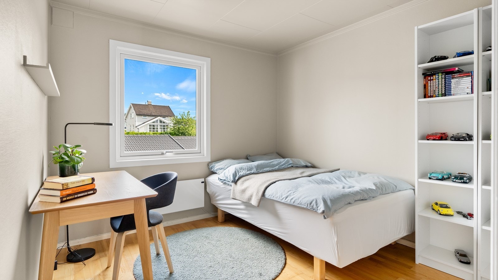 Soverom nummer tre med plass til dobbeltseng og pult. Galleribilde