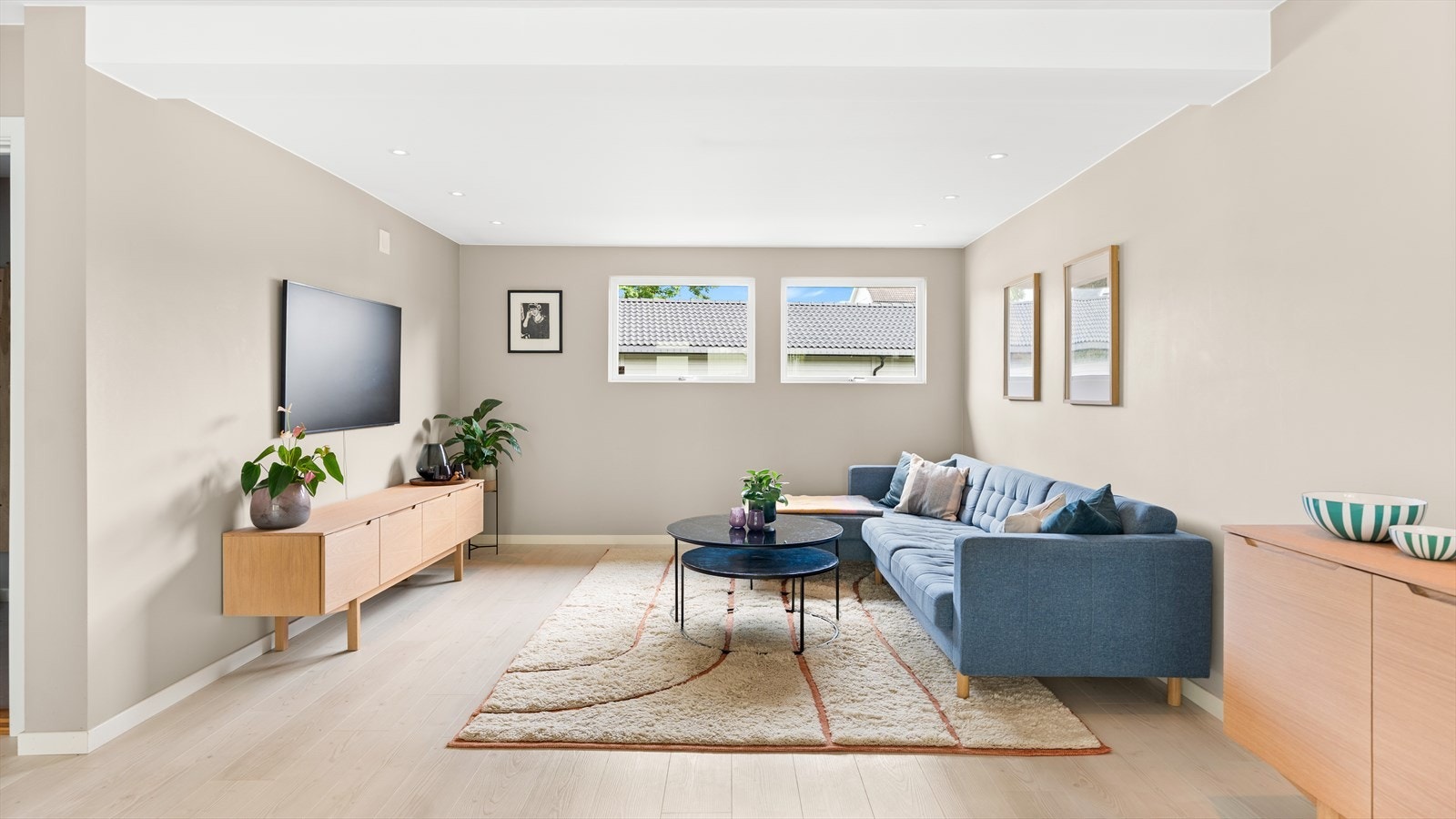 I stuen er det plass til stor sofa og andre møbler som måtte høre til. Galleribilde