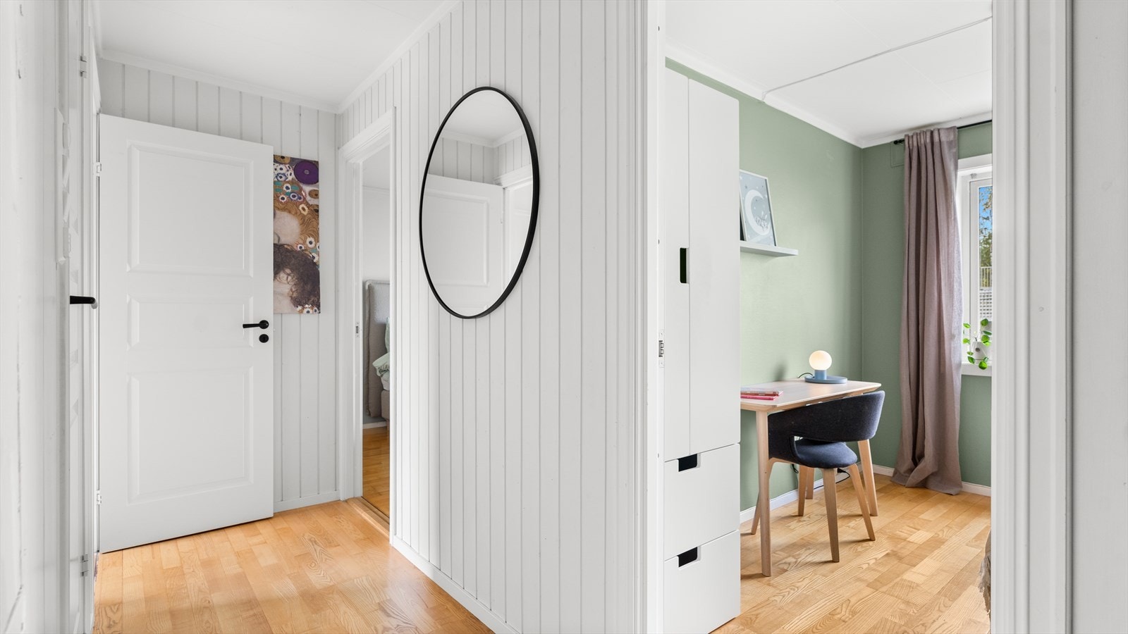 Lys gang som binder rommene sammen. Galleribilde