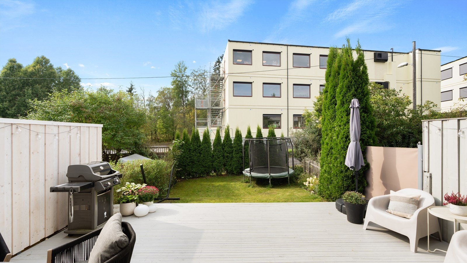 Paviljongene som du ser på bildet er midlertidig, dette ifm. utbygging av Stovner skole som er lenger inn i gaten. For mer info se salgsoppgave. Galleribilde