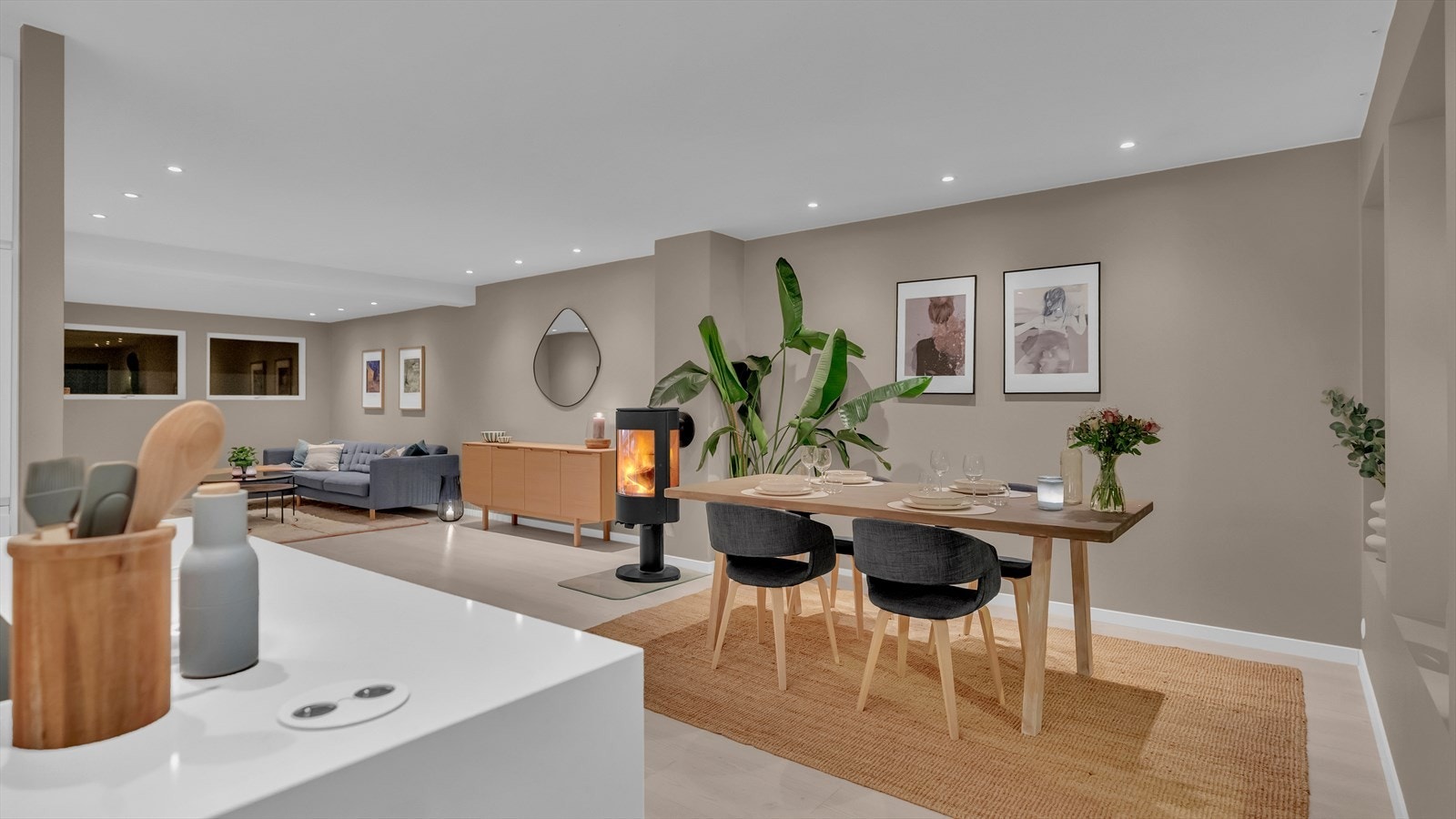Et sosialt og hyggelig rom med god plass til sofa- og spisegruppe med tilhørende møblement. Galleribilde