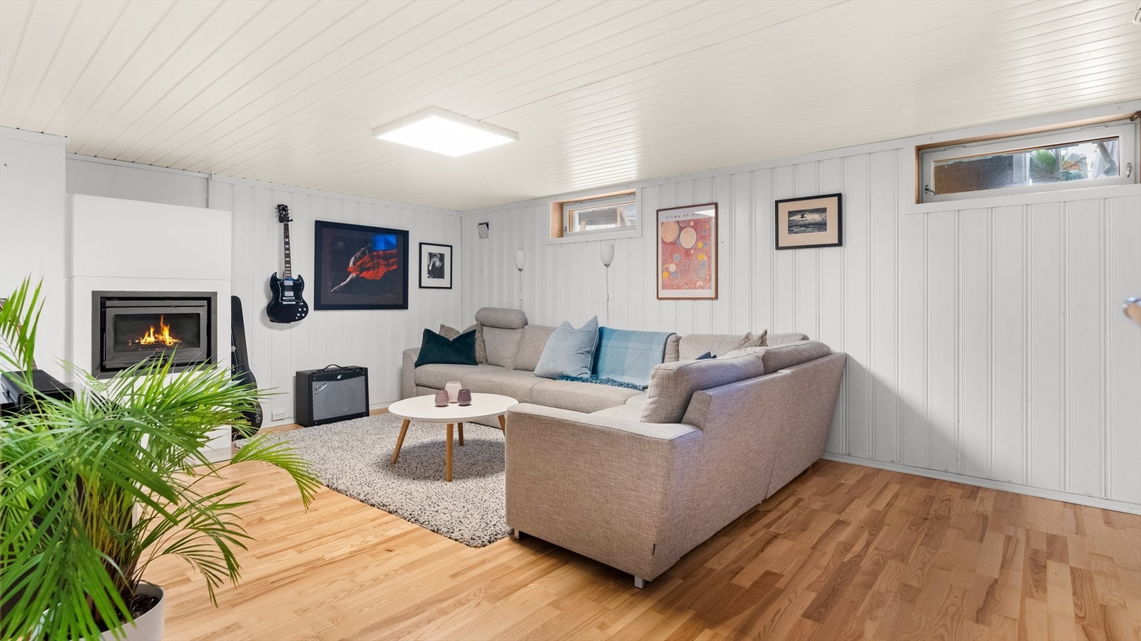 Kjellerstue med god plass til sofa og TV-møblement. Galleribilde