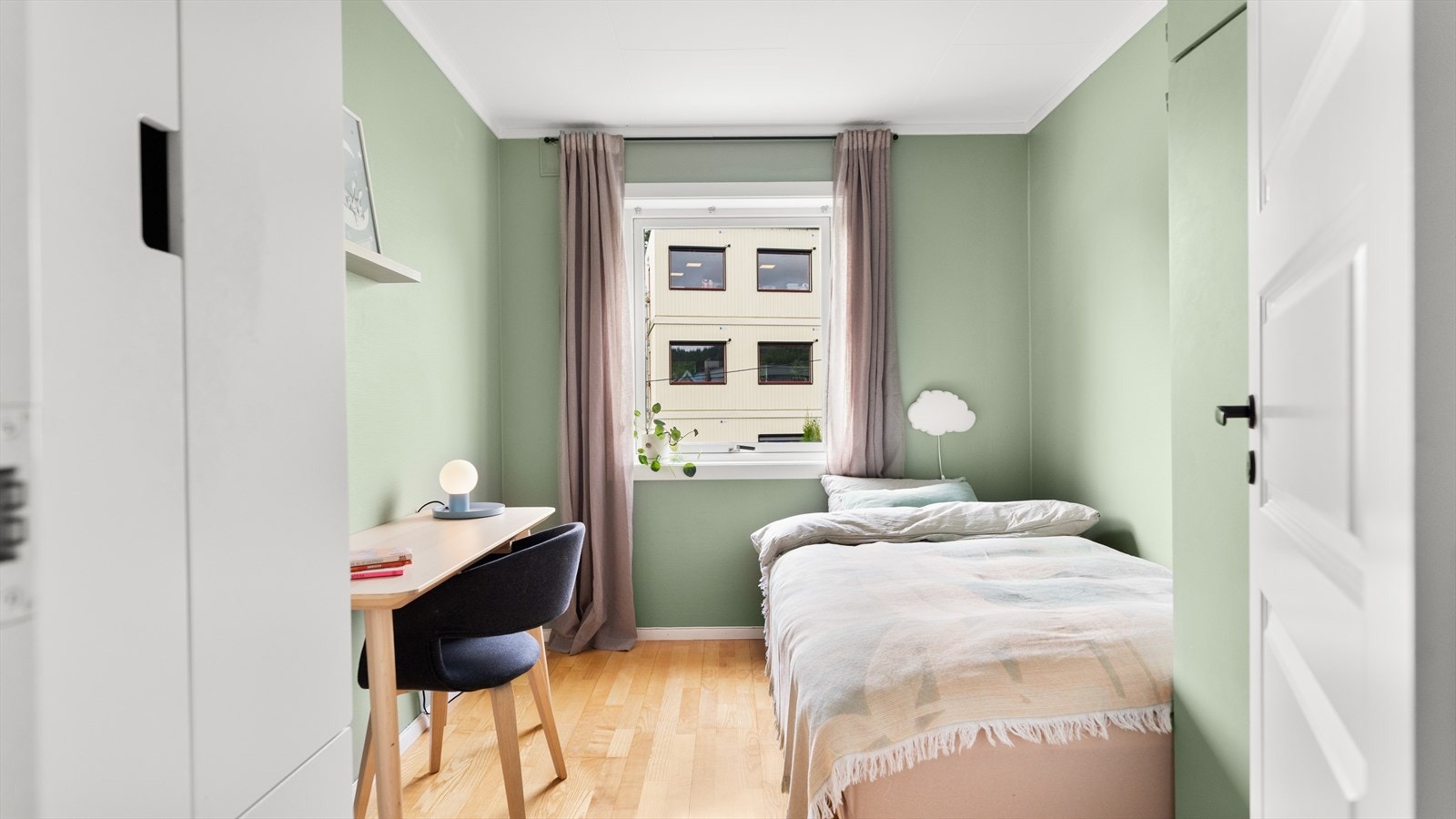 Soverrom nummer to med plass til både seng, pult og skap. Galleribilde