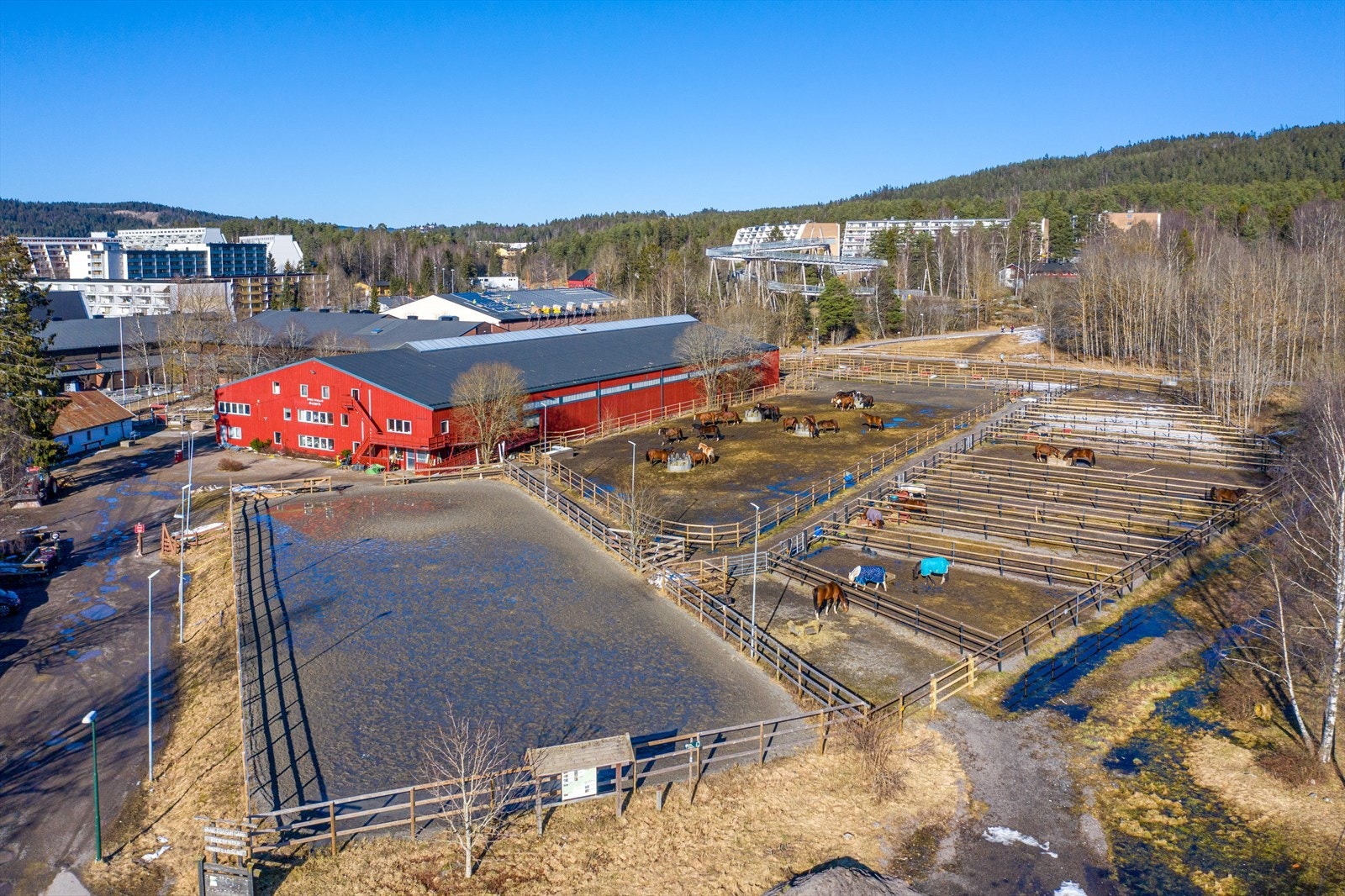 Øvre Fossum gård tilbyr ride- undervisning for barn og voksne i alle aldre. Galleribilde