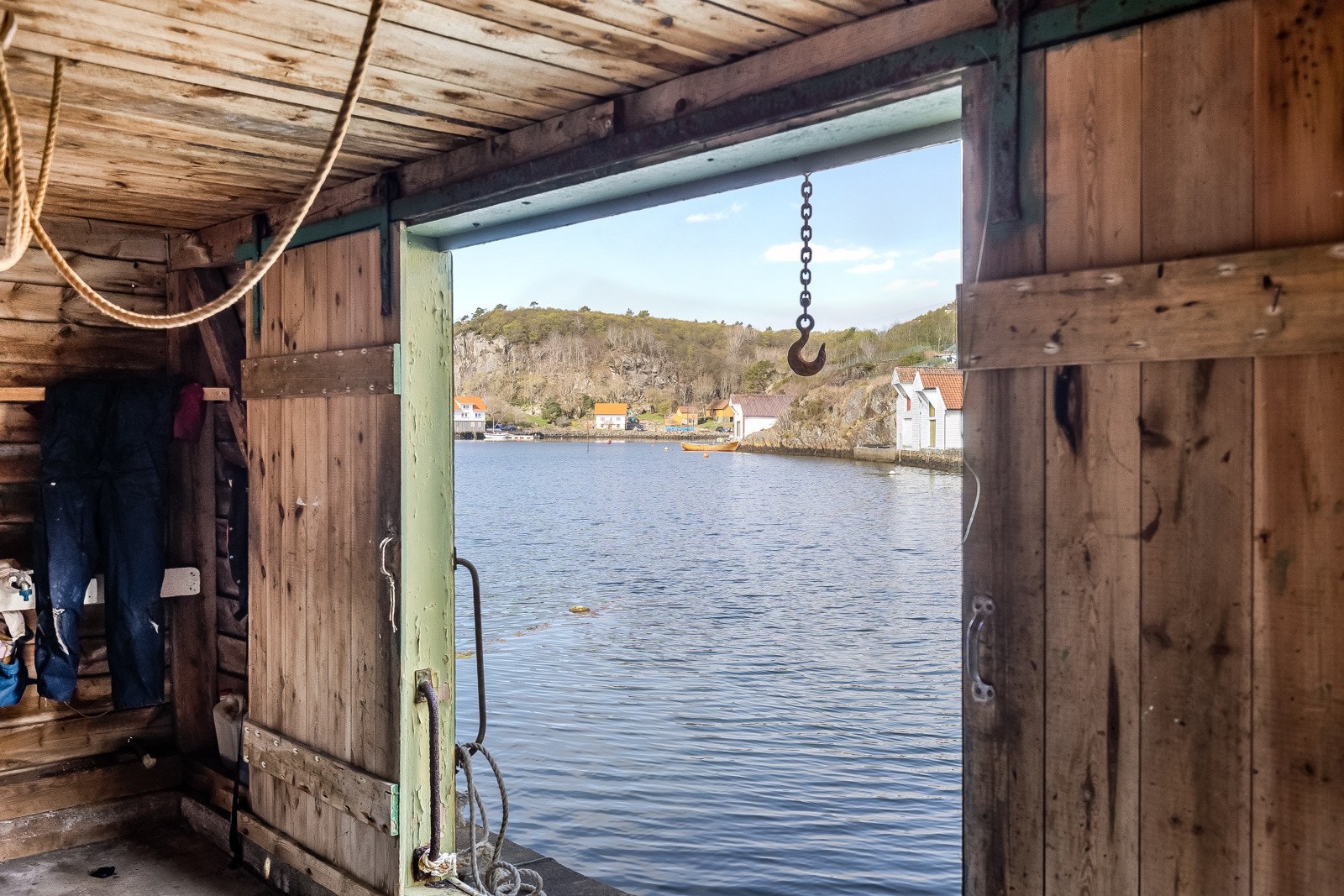 Naustet har skyvedører i front som enkelt kan trekkes til side. Galleribilde