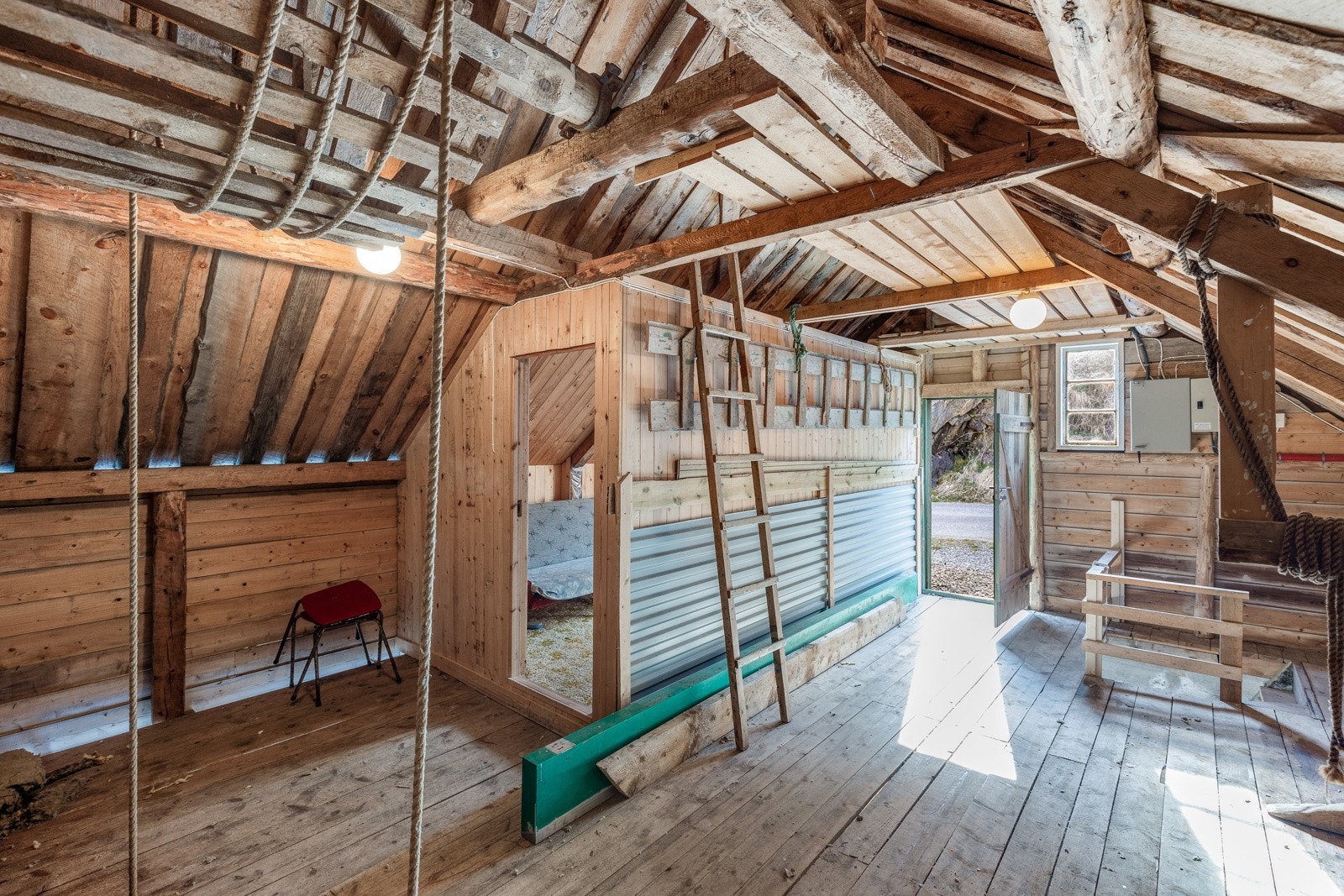 Andre etasjen har skråtak og er inndelt i to rom. Galleribilde