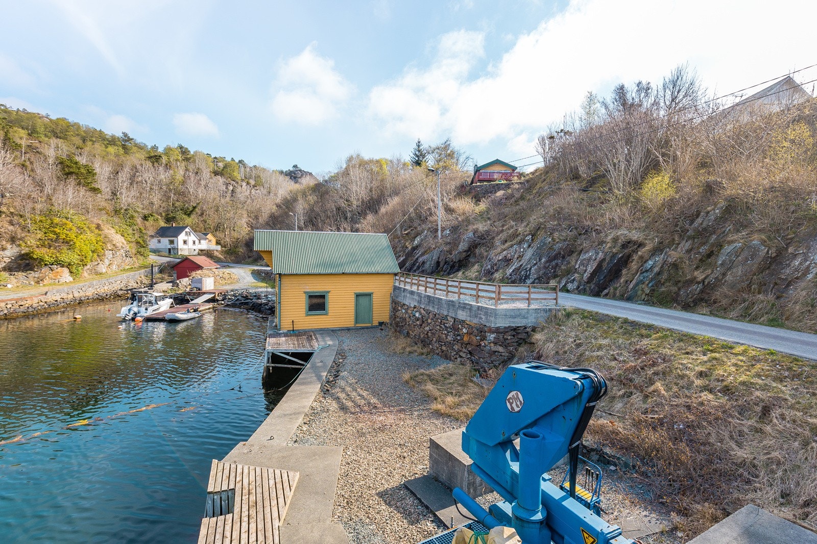 Eiendommen er i dag opparbeidet med kai og båtplass. Kranen følger ikke med og er nå fjernet. Galleribilde