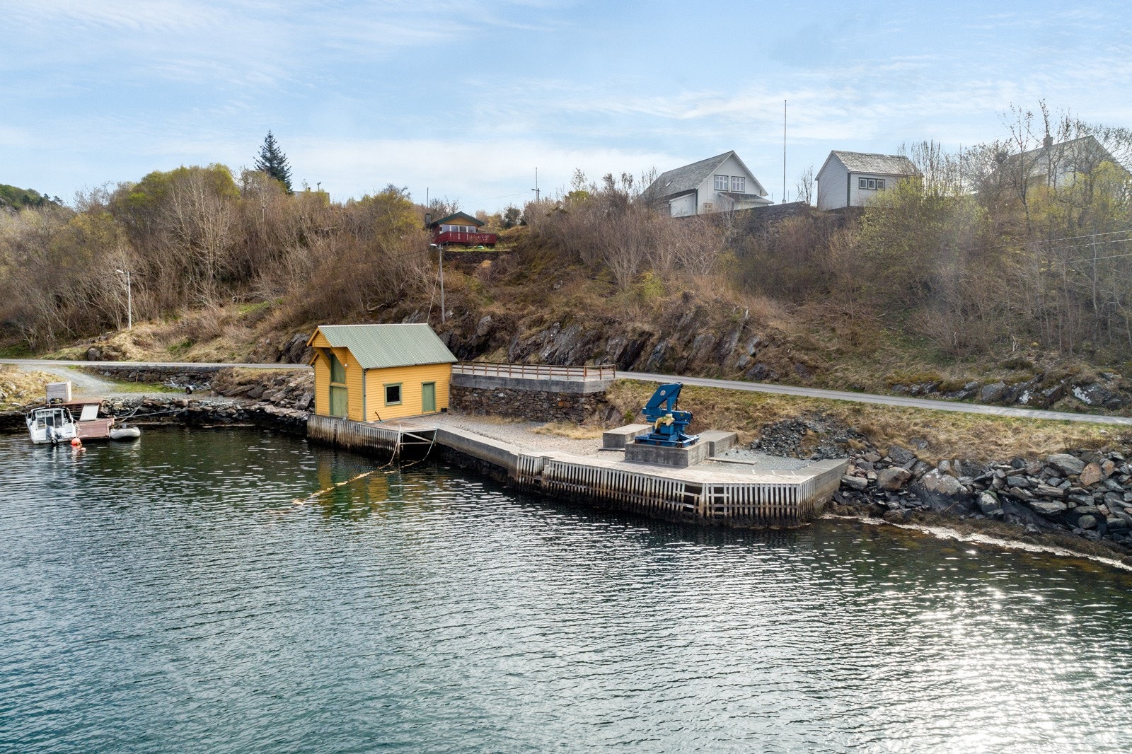 Naustet har en idyllisk beliggenhet i en rolig havn ved Lyklingssjøen, med gode solforhold. Galleribilde