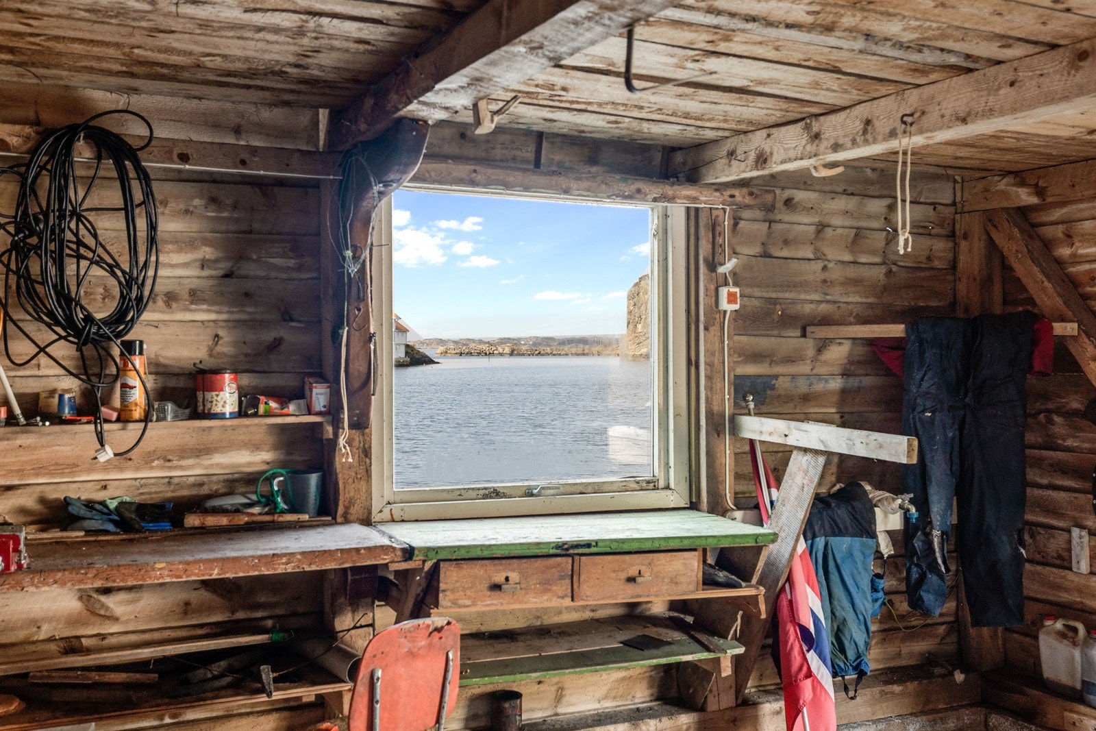I dag er naustet innredet med arbeidsbenk i første etasje. Galleribilde