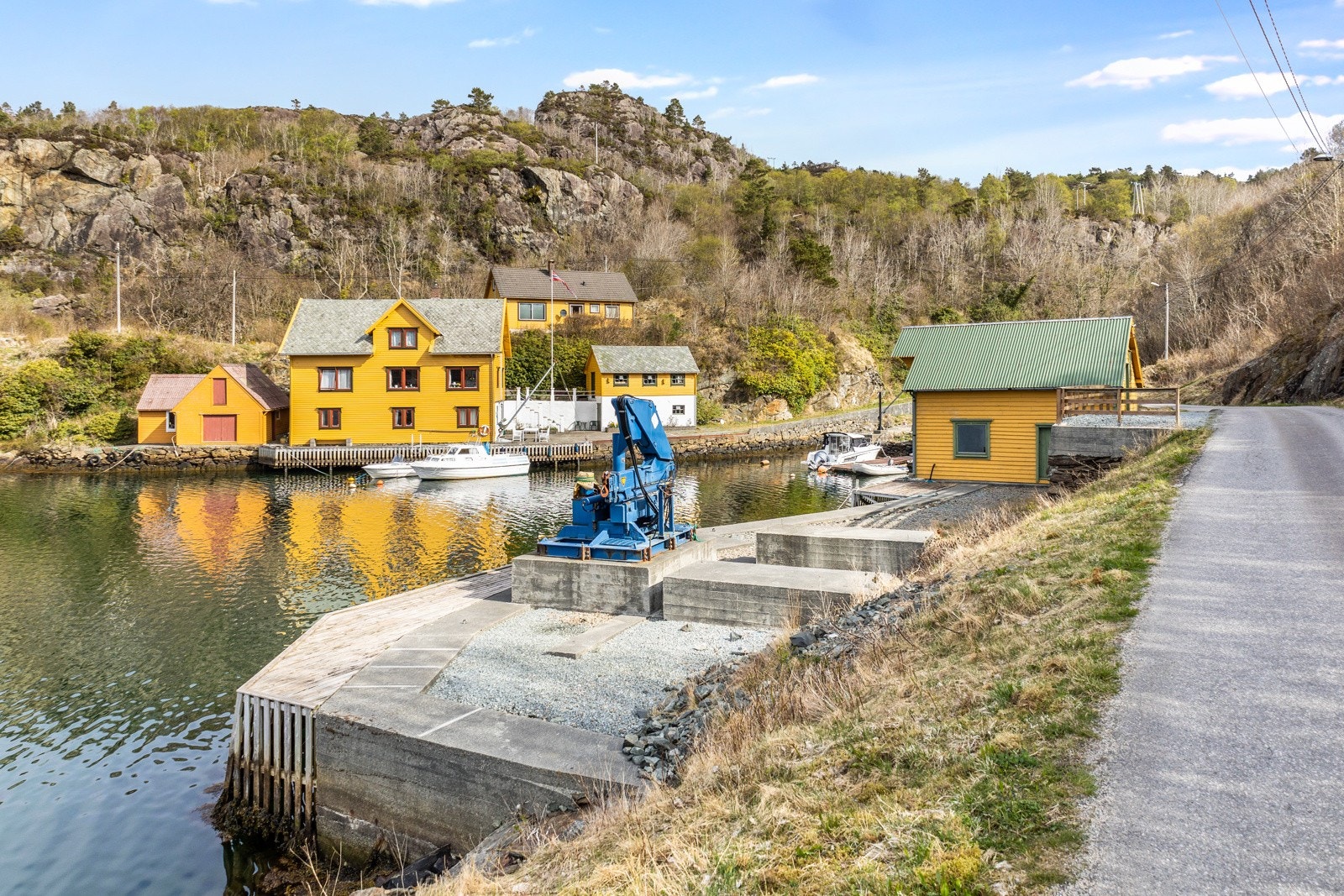Om du er glad i friluftsliv, har du et mangfold av turmuligheter rett utenfor døren, og en kan blant annet nevne Nordsjøløypa og Gullgruvene på Lykling. Galleribilde