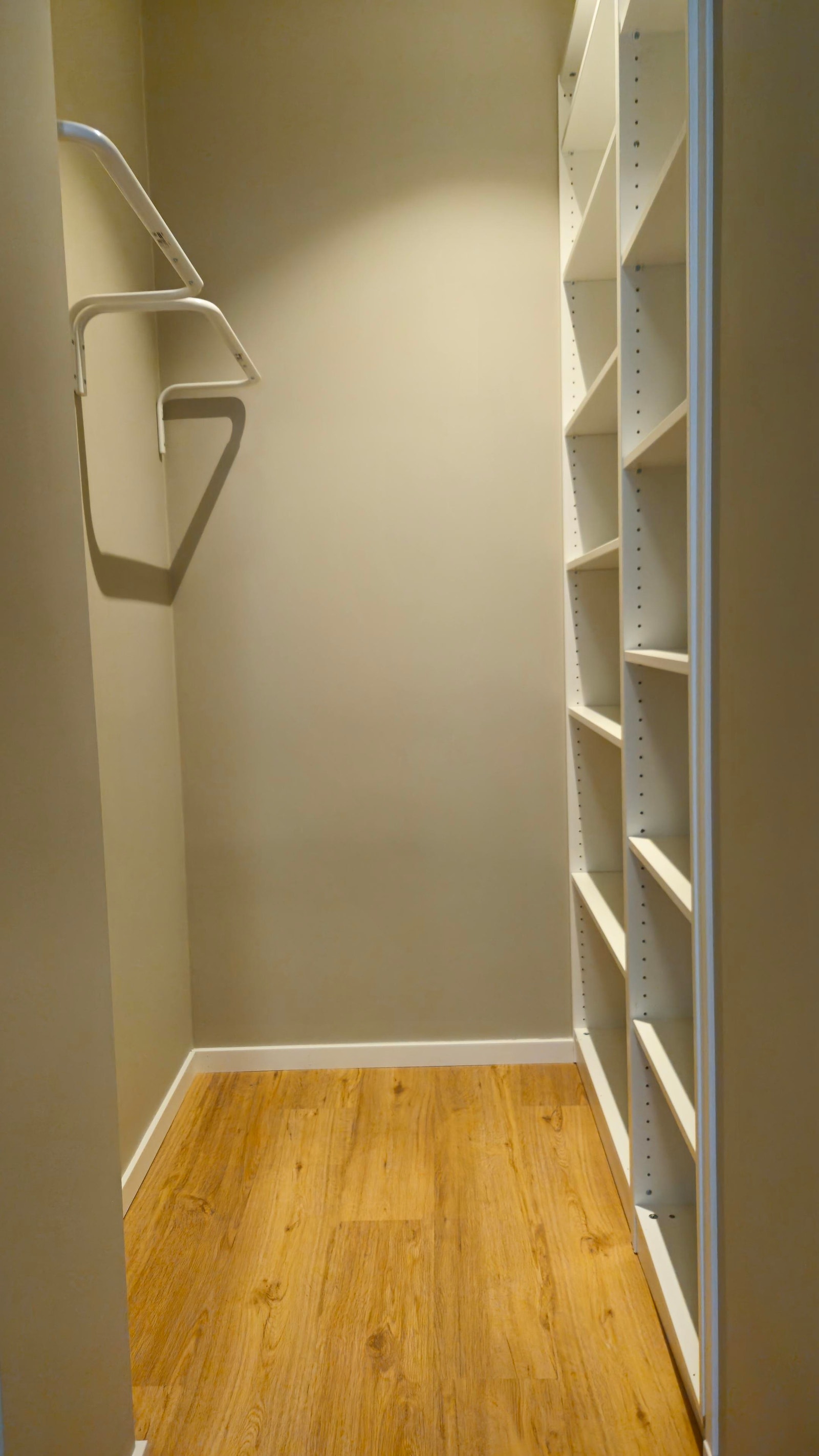 Walk-in closet soverom 3 Galleribilde