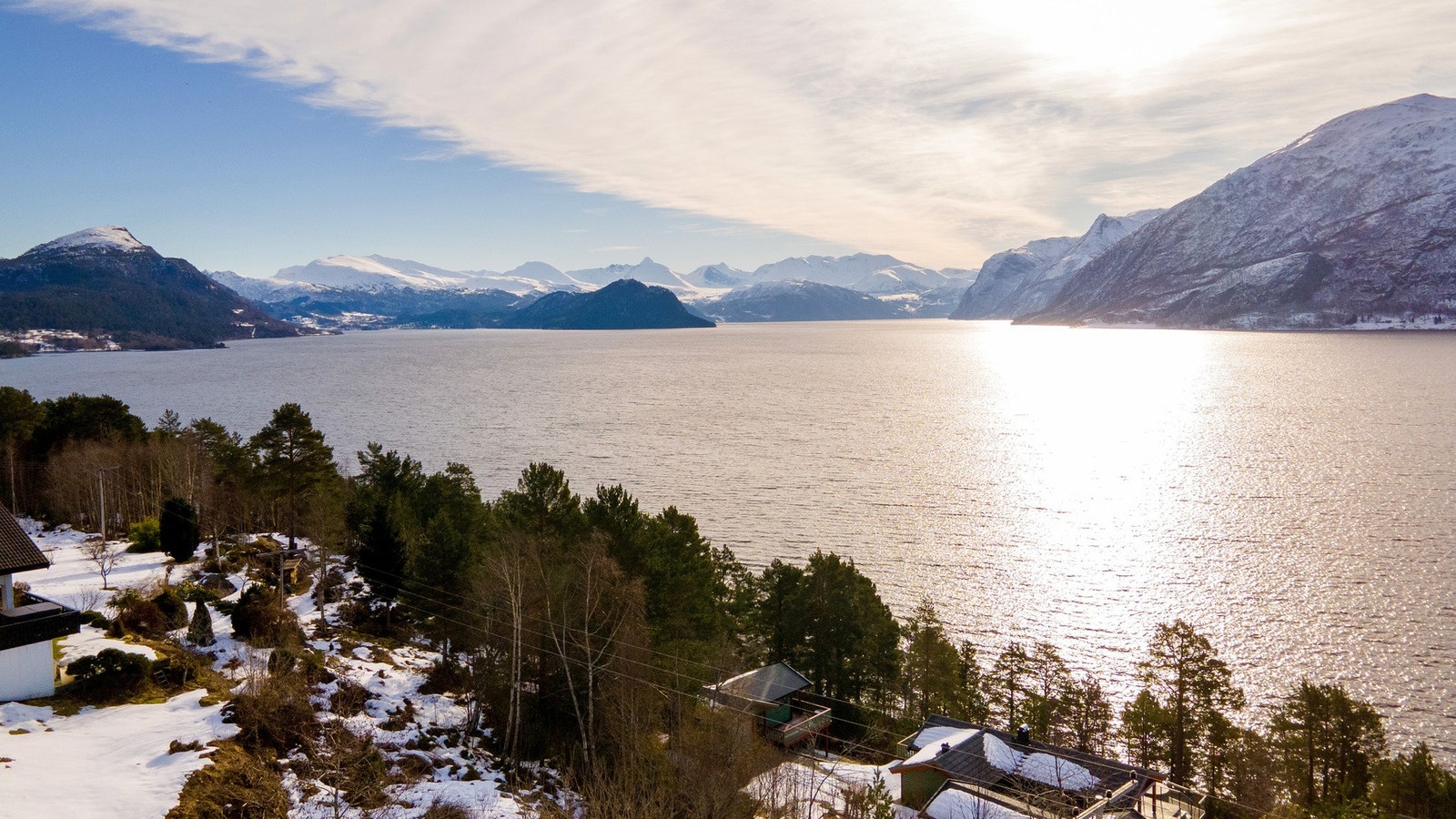 Fantastisk utsikt utover Storfjorden og Sunnmørsalpane. Galleribilde