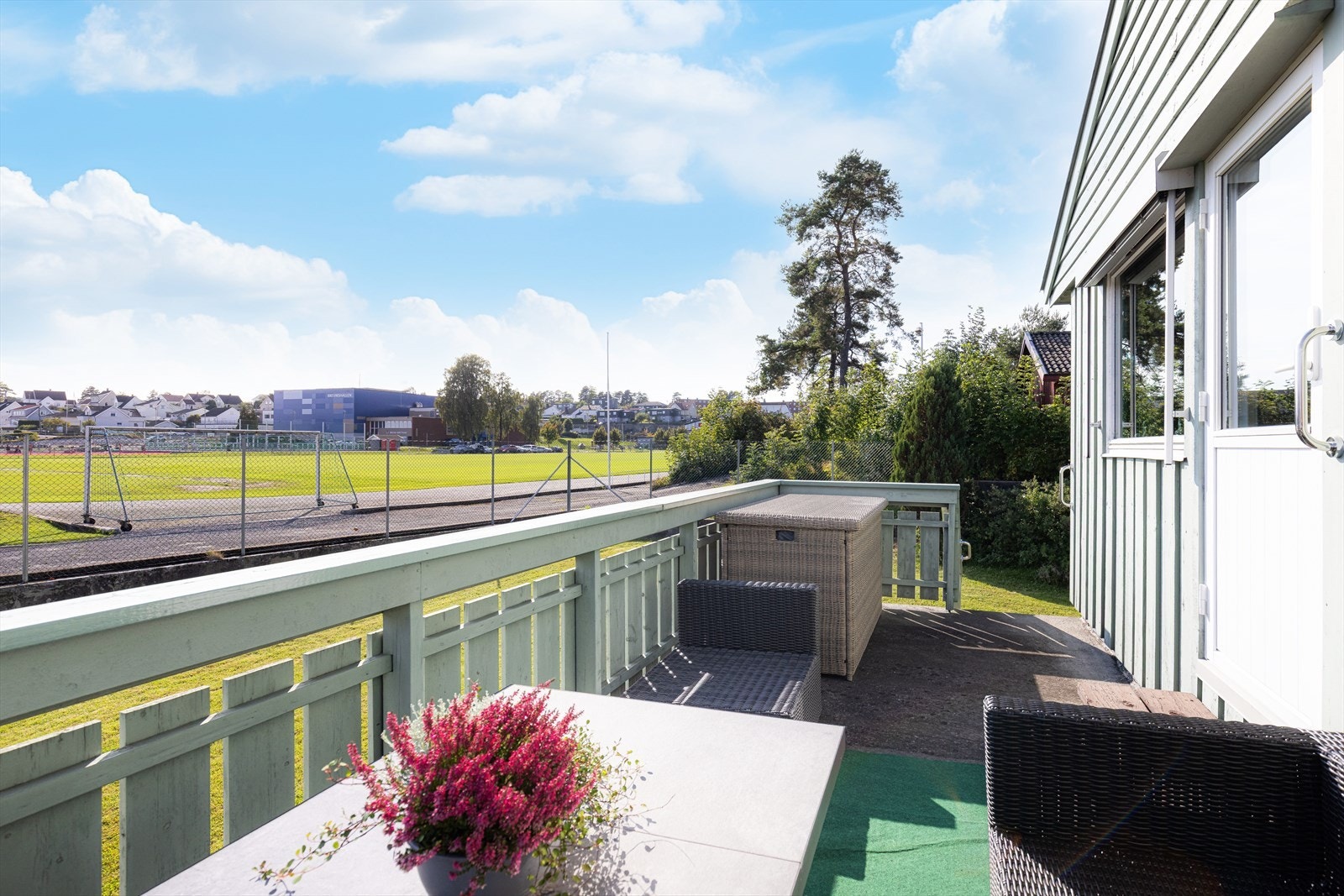 Terrassen er romslig, etablert over utvendig bod med støpt dekke og rekkverk av tre. Trapp i betong med nedgang til hagen. Galleribilde