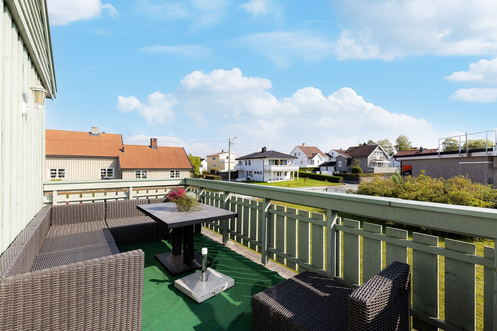 Hyggelig og solrik terrasse mot syd. Terrassen er romslig, med fin plass til utemøblement og nedgang til hagen. Galleribilde