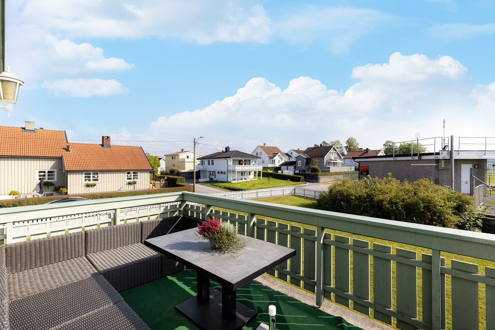 Til boligen er det oppført en hyggelig og solrik terrasse mot syd, med adkomst fra stuen. Fin plass til utemøblement. Galleribilde