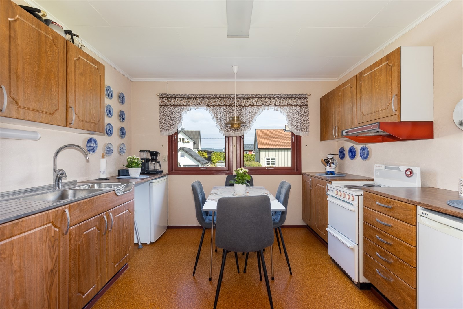 Trivelig kjøkken med eldre kjøkkeninnredning. Det er avsatt plass til frittstående hvitevarer og fin plass til spisegruppe. Galleribilde