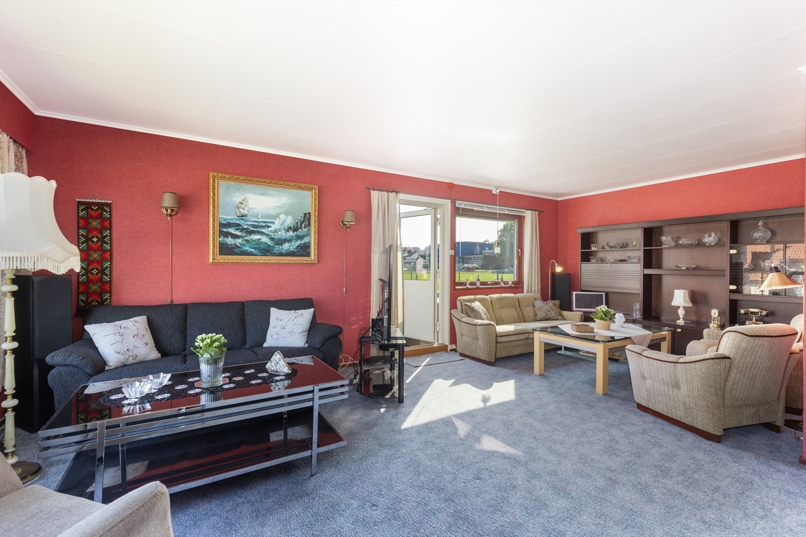 Stuen har god plass til sofagruppe, samt mulighet for spisestue om ønskelig. Malt balkongdør i tre med vindusfelt av nyere dato. Galleribilde