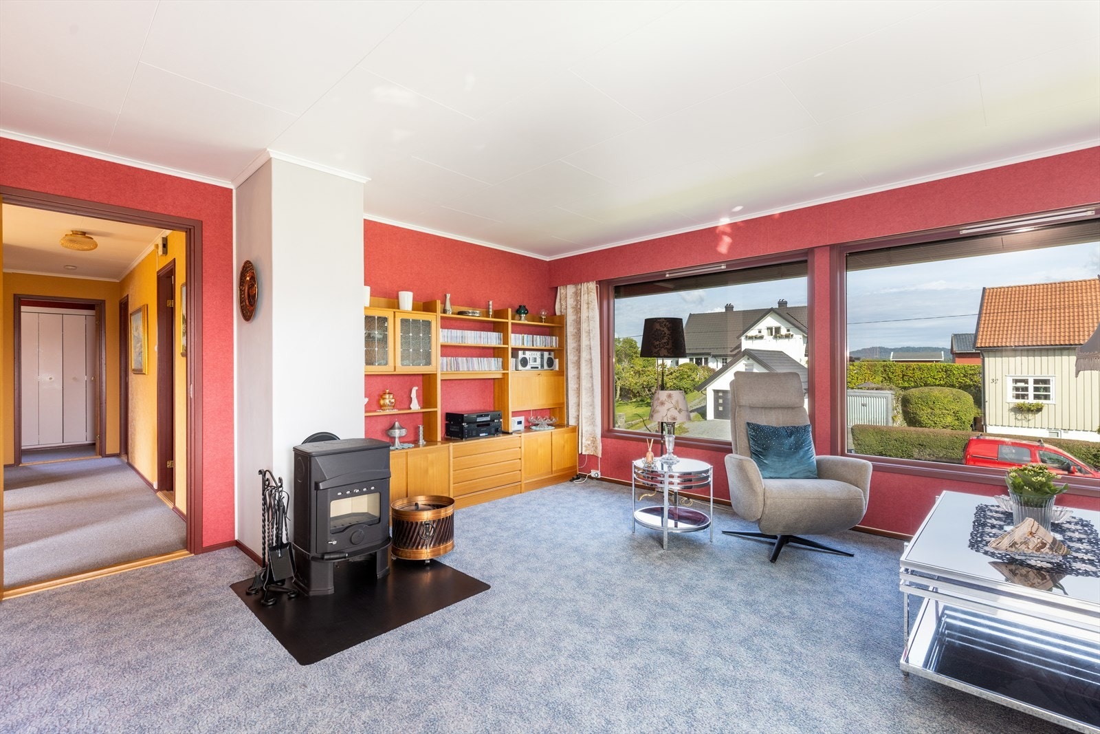 Sentralt i rommet er det etablert ildsted, med vedovn som sørger for lun og god varme vinterstid. Galleribilde