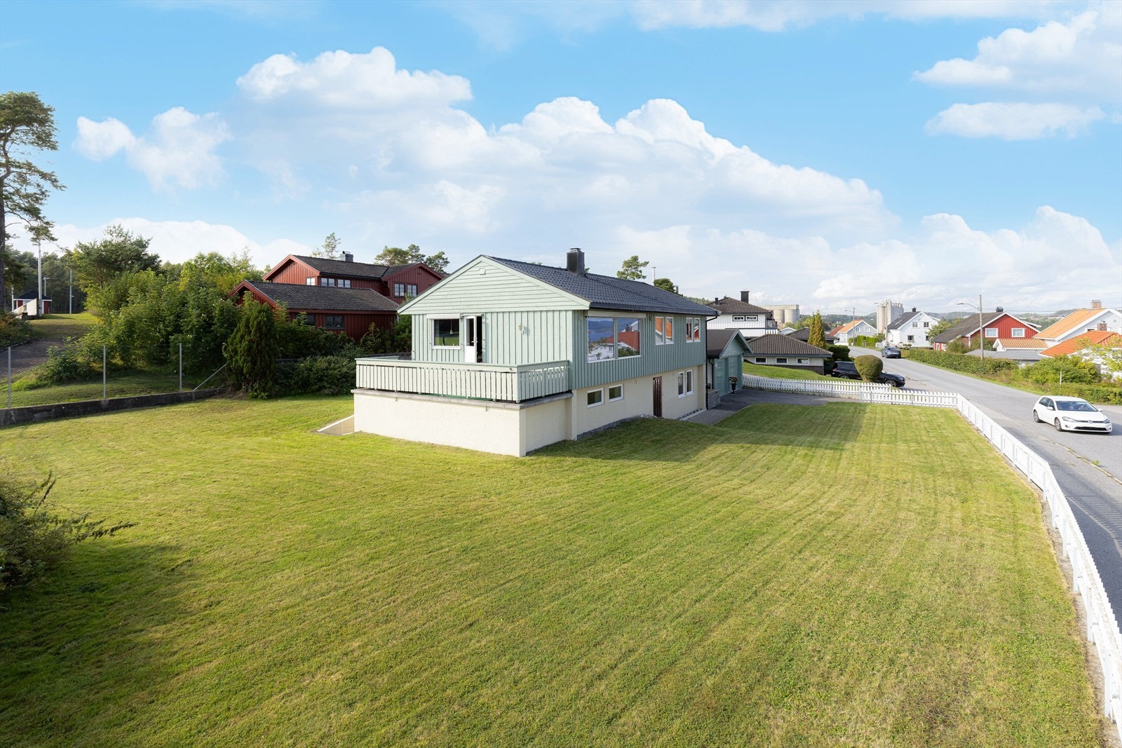 Eidangervegen 33 har en fin og særdeles barnevennlig beliggenhet i et trivelig boligområde på Furulund i Brevik. Galleribilde