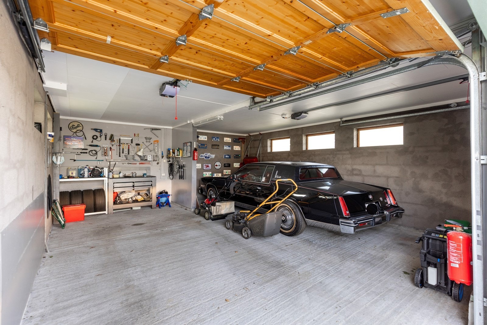 Garasjen har to leddporter, og er påkostet ny garasjeportåpner til begge i 2025. Galleribilde