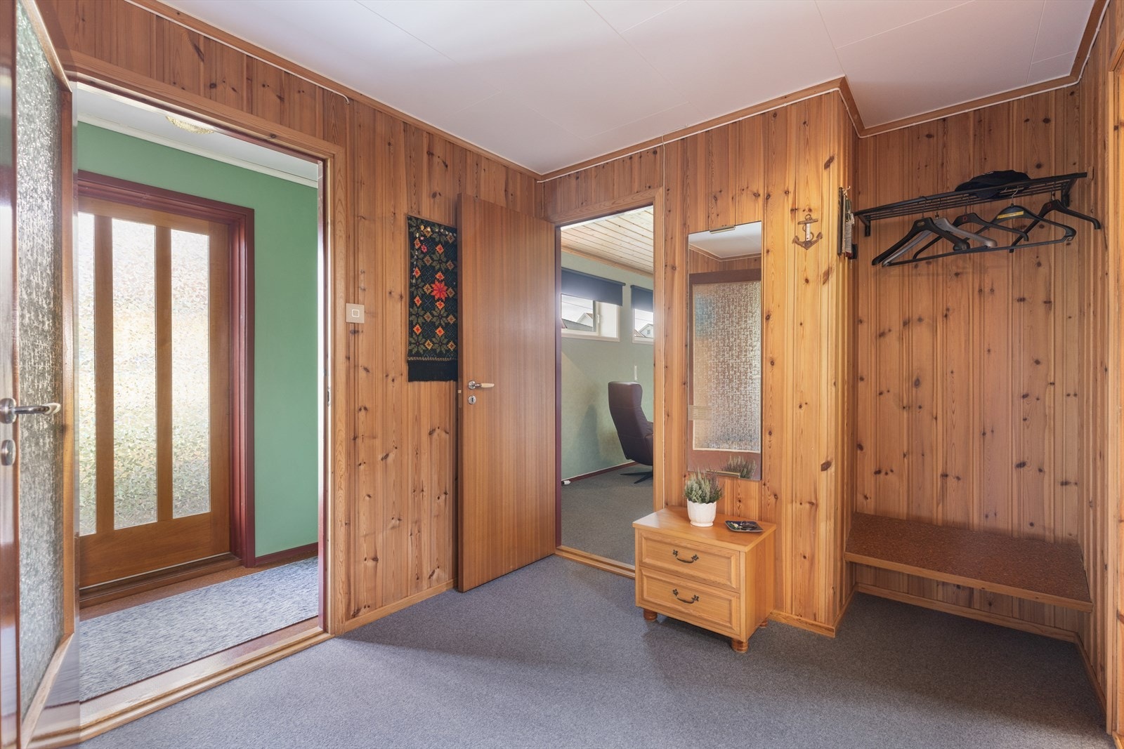 Boligen har en liten entré med fin plass til oppbevaring av sko- og yttertøy. Tilliggende hall med nisje for ytterligere oppbevaring. Galleribilde